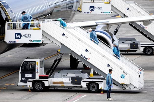 GRANADILLA DE ABONA - Evacuees in blue protective suits at Tenerife South Airport (TFS). Approximately 29 passengers from the cruise ship m v Hondius, which has been hit by a deadly hantavirus outbreak, are flying on this aircraft from Tenerife to Eindhoven. In addition to the Dutch, there are people from Germany, Belgium, and Greece on board, among others. RAMON VAN FLYMEN ANP netherlands out - belgium out  Copyright: xx x557933043x originalFilename: 557933043.jpg