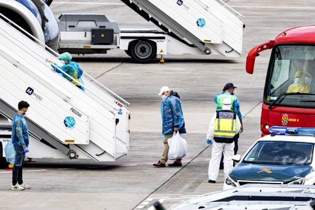 GRANADILLA DE ABONA - Evacuees in blue protective suits at Tenerife South Airport (TFS). Approximately 29 passengers from the cruise ship m v Hondius, which has been hit by a deadly hantavirus outbreak, are flying on this aircraft from Tenerife to Eindhoven. In addition to the Dutch, there are people from Germany, Belgium, and Greece on board, among others. RAMON VAN FLYMEN ANP netherlands out - belgium out  Copyright: xx x557933087x originalFilename: 557933087.jpg