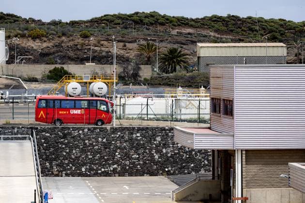 GRANADILLA DE ABONA - Passengers from the Dutch cruise ship m v Hondius, which has arrived in Tenerife, are being taken to the airport. Six people on board the cruise ship have been infected with the hantavirus so far. A total of eight suspected cases have been reported, including three deaths. RAMON VAN FLYMEN ANP netherlands out - belgium out  Copyright: xx x557933166x originalFilename: 557933166.jpg