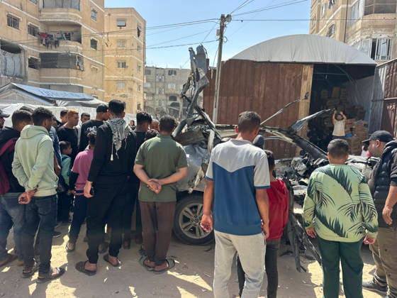 Israeli Strike in Khan Younis May 10 Residents gather around a damaged Hyundai Tucson vehicle following an Israeli strike in the Al-Amal neighbourhood of Khan Younis in the southern Gaza Strip on May 10, 2026. According to Palestinian sources, the strike targeted a Hyundai Tucson vehicle near a junction in the area, killing two people and wounding several others. Khan Yunis Gaza Strip Palestinian Territories Copyright: xDoaaxAlbazx