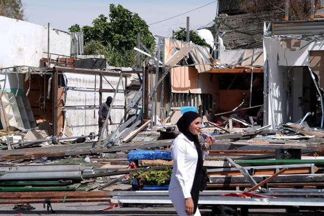 Palestinian shop owners face demolition orders in east Jerusalem JERUSALEM - MAY 10: Palestinian shop owners demolish their own businesses after Israeli authorities issued demolition and evacuation orders for commercial structures in the Al-Mushtal area of Al-Eizariya in East Jerusalem, on May 10, 2026. According to the Jerusalem Governorate, around 50 Palestinian-owned shops and commercial facilities were targeted, while Israeli security forces were deployed in the area. Issam Rimawi Anadolu Jerusalem Israel. Editorial use only. Please get in touch for any other usage.  Copyright: x2026xAnadoluxIssamxRimawix