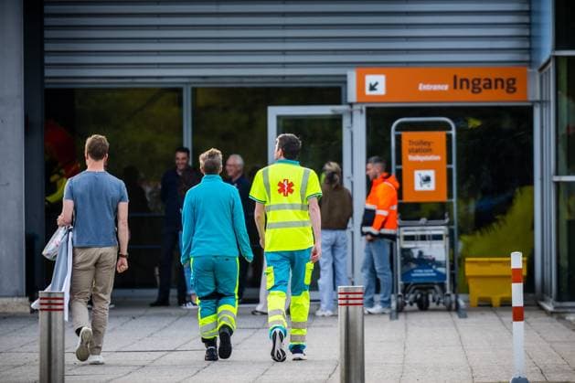 EINDHOVEN - Foreign ambulances at Eindhoven Air Base, where a plane carrying approximately 29 passengers from the cruise ship m v Hondius has landed. The intention is for Dutch passengers from the ship, which has been hit by a deadly hantavirus outbreak, to go into home quarantine for six weeks upon their return. ROB ENGELAAR ANP netherlands out - belgium out  Copyright: xx x557945634x originalFilename: 557945634.jpg