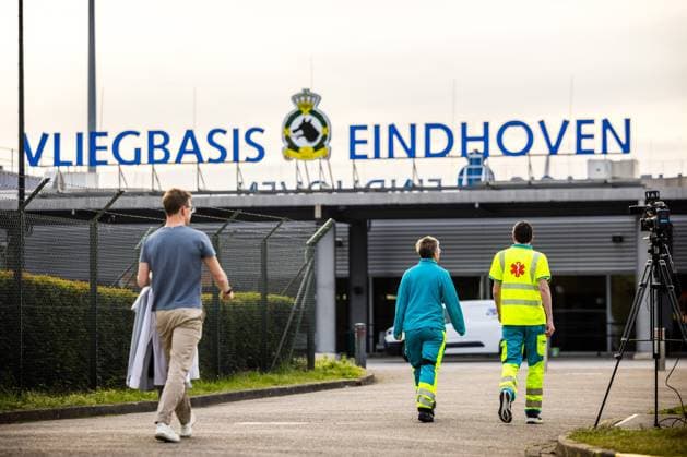 EINDHOVEN - Foreign ambulance workers at Eindhoven Air Base, where a plane carrying approximately 29 passengers from the cruise ship m v Hondius has landed. The intention is for Dutch passengers from the ship, which has been hit by a deadly hantavirus outbreak, to go into home quarantine for six weeks upon their return. ROB ENGELAAR ANP netherlands out - belgium out  Copyright: xx x557945702x originalFilename: 557945702.jpg