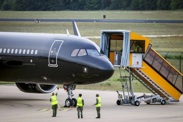 EINDHOVEN - An aircraft carrying approximately 29 passengers from the cruise ship m v Hondius lands at Eindhoven Air Base. The intention is for Dutch passengers from the ship, which has been hit by a deadly hantavirus outbreak, to go into home quarantine for six weeks upon their return. ROB ENGELAAR ANP netherlands out - belgium out  Copyright: xx x557948557x originalFilename: 557948557.jpg