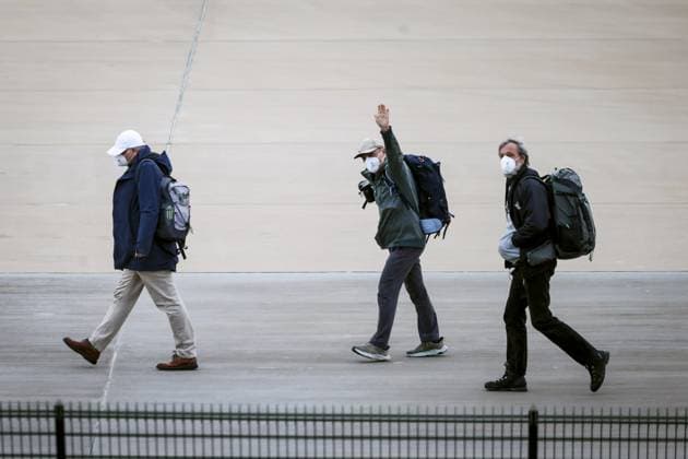 EINDHOVEN - Passengers of the arriving aircraft at Eindhoven Air Base, where a plane carrying approximately 29 people from the cruise ship m v Hondius has landed. The intention is that Dutch passengers from the ship, which has been hit by a deadly hantavirus outbreak, will go into home quarantine for six weeks upon their return. ROB ENGELAAR ANP netherlands out - belgium out  Copyright: xx x557949021x originalFilename: 557949021.jpg