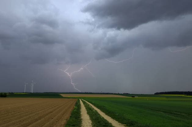Weather feature, Dark thunderstorm clouds are gathering in Baden Württemberg there is a severe weather warning for a change in the weather Weidenstetten Baden Württemberg Germany Weidenstetten Copyright: x xonw-imagesx xSimonxZeiherx