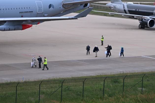 Plane carrying MV Hondius passengers arrives at Eindhoven Airport EINDHOVEN, NETHERLANDS - MAY 10: The plane repatriating 26 Dutch national passengers of the MV Hondius cruise ship, where an outbreak of hantavirus has been detected, lands on the tarmac at Eindhoven Air Base International airport in Eindhoven, Netherlands on May 10, 2026. The evacuation of the approximately 150 passengers and crew members of the MV Hondius, where an outbreak of hantavirus has been detected, began on on May 10, 2026 with the Spanish and French nationals at a port on the island of Tenerife in the Canary Islands; the operation, which is being closely monitored, is set to continue until May 11. The World Health Organisation (WHO) has identified six confirmed cas  Copyright: x2026xAnadoluxMounebxTaimx