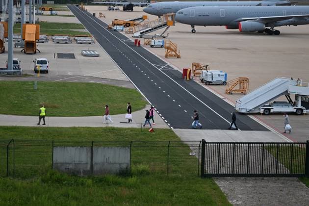 Plane carrying MV Hondius passengers arrives at Eindhoven Airport EINDHOVEN, NETHERLANDS - MAY 10: Passengers walk inside the airport after the plane repatriating 26 Dutch national passengers of the MV Hondius cruise ship, where an outbreak of hantavirus has been detected, lands at Eindhoven Air Base International airport in Eindhoven, Netherlands on May 10, 2026. The World Health Organisation (WHO) has identified six confirmed cases of hantavirus out of eight suspected cases, including three people who have died from this known but rare virus, for which there is neither a vaccine nor a treatment. Mouneb Taim Anadolu Eindhoven Netherlands. Editorial use only. Please get in touch for any other usage.  Copyright: x2026xAnadoluxMounebxTaimx