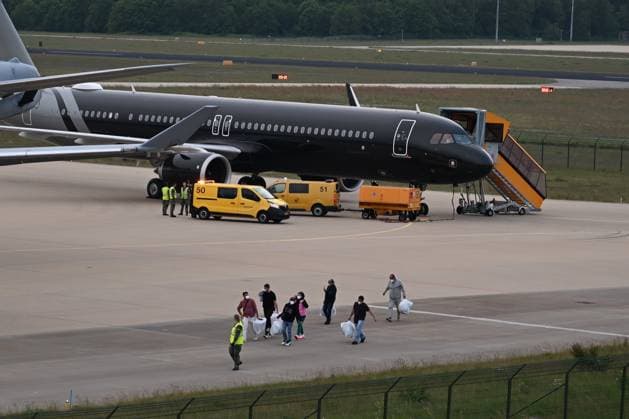 Plane carrying MV Hondius passengers arrives at Eindhoven Airport EINDHOVEN, NETHERLANDS - MAY 10: Passengers walk inside the airport after the plane repatriating 26 Dutch national passengers of the MV Hondius cruise ship, where an outbreak of hantavirus has been detected, lands at Eindhoven Air Base International airport in Eindhoven, Netherlands on May 10, 2026. The World Health Organisation (WHO) has identified six confirmed cases of hantavirus out of eight suspected cases, including three people who have died from this known but rare virus, for which there is neither a vaccine nor a treatment. Mouneb Taim Anadolu Eindhoven Netherlands. Editorial use only. Please get in touch for any other usage.  Copyright: x2026xAnadoluxMounebxTaimx