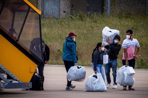 EINDHOVEN - Passengers disembark at Eindhoven Air Base, where a plane carrying approximately 29 people from the cruise ship m v Hondius has landed. The intention is for Dutch passengers from the ship, which has been hit by a deadly hantavirus outbreak, to go into home quarantine for six weeks upon their return. ROB ENGELAAR ANP netherlands out - belgium out  Copyright: xx x557953528x originalFilename: 557953528.jpg