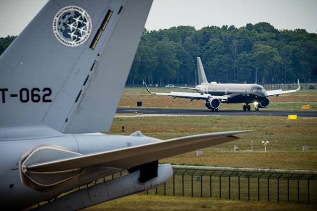 EINDHOVEN - A plane carrying 26 passengers from the cruise ship m v Hondius lands at Eindhoven Air Base. The intention is for Dutch passengers from the ship, which has been hit by a deadly hantavirus outbreak, to go into home quarantine for six weeks upon their return. ROB ENGELAAR ANP netherlands out - belgium out  Copyright: xx x557953538x originalFilename: 557953538.jpg