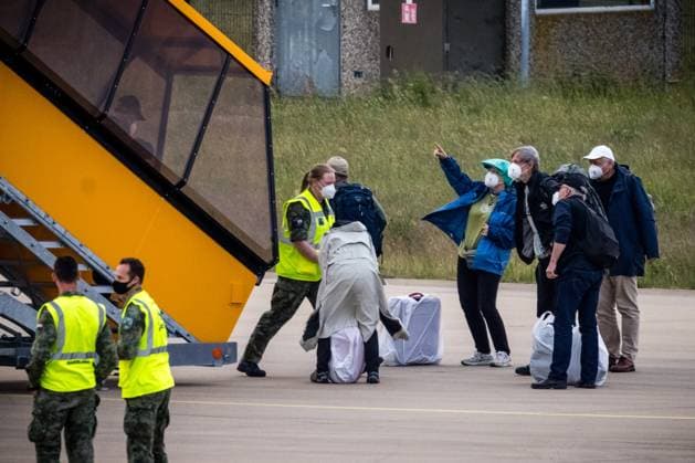 EINDHOVEN - Passengers disembark at Eindhoven Air Base, where a plane carrying approximately 29 people from the cruise ship m v Hondius has landed. The intention is for Dutch passengers from the ship, which has been hit by a deadly hantavirus outbreak, to go into home quarantine for six weeks upon their return. ROB ENGELAAR ANP netherlands out - belgium out  Copyright: xx x557953562x originalFilename: 557953562.jpg