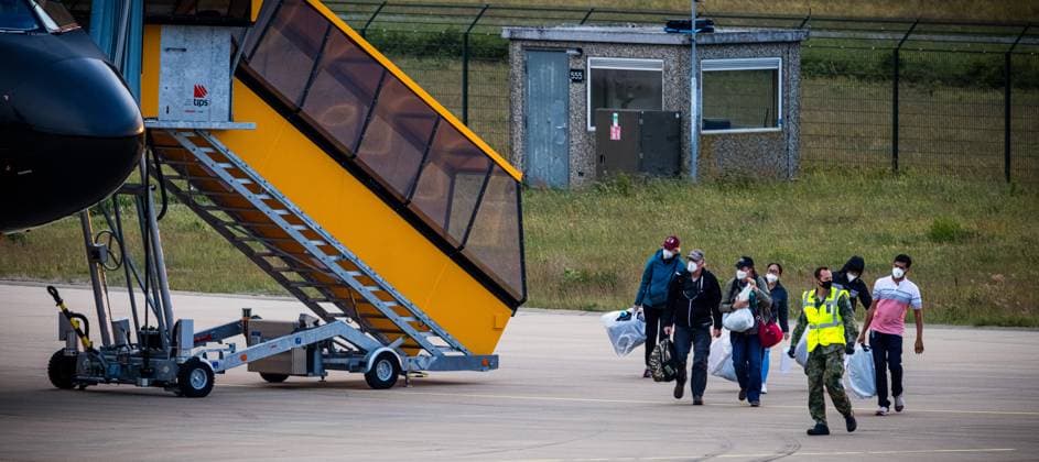 EINDHOVEN - Passengers disembark at Eindhoven Air Base, where a plane carrying approximately 29 people from the cruise ship m v Hondius has landed. The intention is for Dutch passengers from the ship, which has been hit by a deadly hantavirus outbreak, to go into home quarantine for six weeks upon their return. ROB ENGELAAR ANP netherlands out - belgium out  Copyright: xx x557953576x originalFilename: 557953576.jpg