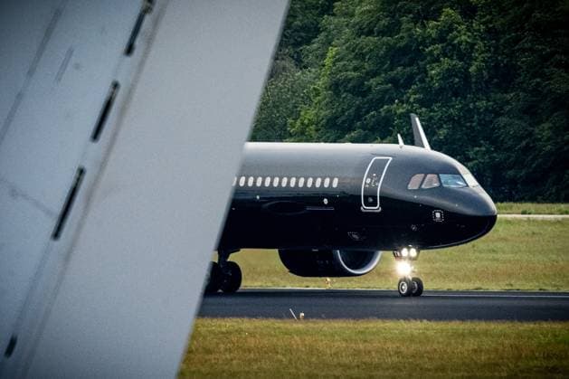 EINDHOVEN - A plane carrying 26 passengers from the cruise ship m v Hondius lands at Eindhoven Air Base. The intention is for Dutch passengers from the ship, which has been hit by a deadly hantavirus outbreak, to go into home quarantine for six weeks upon their return. ROB ENGELAAR ANP netherlands out - belgium out  Copyright: xx x557953572x originalFilename: 557953572.jpg