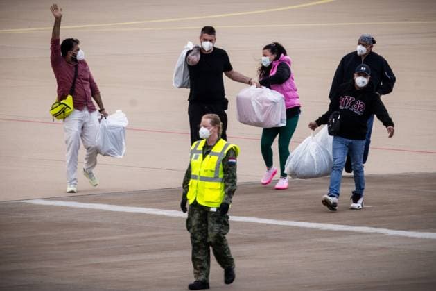 EINDHOVEN - Passengers disembark at Eindhoven Air Base, where a plane carrying approximately 29 people from the cruise ship m v Hondius has landed. The intention is for Dutch passengers from the ship, which has been hit by a deadly hantavirus outbreak, to go into home quarantine for six weeks upon their return. ROB ENGELAAR ANP netherlands out - belgium out  Copyright: xx x557953597x originalFilename: 557953597.jpg