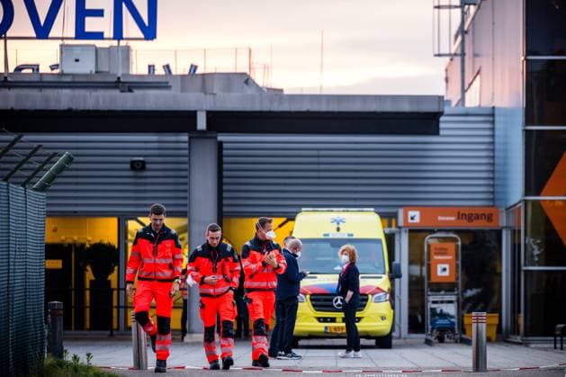 EINDHOVEN - German aid workers at Eindhoven Air Base, where a plane carrying approximately 29 passengers from the cruise ship m v Hondius has landed. The intention is for Dutch passengers from the ship, which has been hit by a deadly hantavirus outbreak, to go into home quarantine for six weeks upon their return. ROB ENGELAAR ANP netherlands out - belgium out  Copyright: xx x557953603x originalFilename: 557953603.jpg
