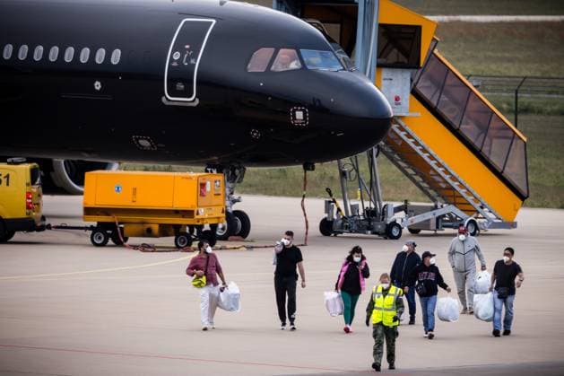 EINDHOVEN - Passengers disembark at Eindhoven Air Base, where a plane carrying approximately 29 people from the cruise ship m v Hondius has landed. The intention is for Dutch passengers from the ship, which has been hit by a deadly hantavirus outbreak, to go into home quarantine for six weeks upon their return. ROB ENGELAAR ANP netherlands out - belgium out  Copyright: xx x557953618x originalFilename: 557953618.jpg