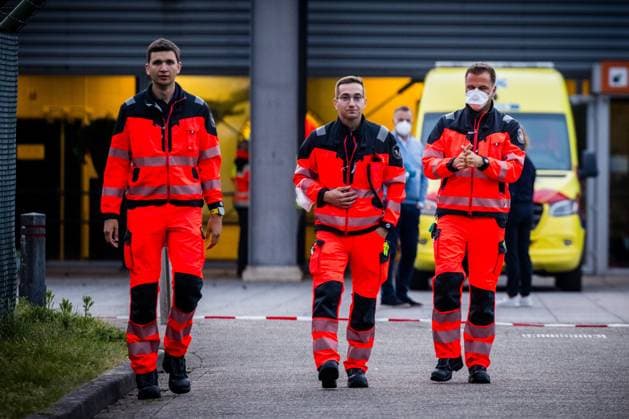 EINDHOVEN - German aid workers at Eindhoven Air Base, where a plane carrying approximately 29 passengers from the cruise ship m v Hondius has landed. The intention is for Dutch passengers from the ship, which has been hit by a deadly hantavirus outbreak, to go into home quarantine for six weeks upon their return. ROB ENGELAAR ANP netherlands out - belgium out  Copyright: xx x557953623x originalFilename: 557953623.jpg