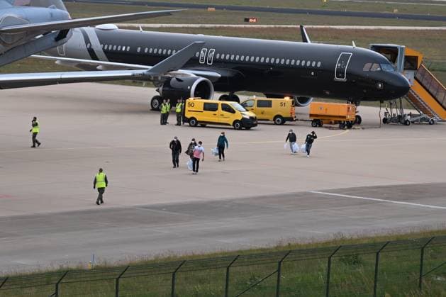 Plane carrying MV Hondius passengers arrives at Eindhoven Airport EINDHOVEN, NETHERLANDS - MAY 10: Passengers walk inside the airport after the plane repatriating 26 Dutch national passengers of the MV Hondius cruise ship, where an outbreak of hantavirus has been detected, lands at Eindhoven Air Base International airport in Eindhoven, Netherlands on May 10, 2026. The World Health Organisation (WHO) has identified six confirmed cases of hantavirus out of eight suspected cases, including three people who have died from this known but rare virus, for which there is neither a vaccine nor a treatment. Mouneb Taim Anadolu Eindhoven Netherlands. Editorial use only. Please get in touch for any other usage.  Copyright: x2026xAnadoluxMounebxTaimx