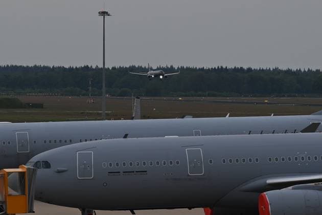 Plane carrying MV Hondius passengers arrives at Eindhoven Airport EINDHOVEN, NETHERLANDS - MAY 10: A passenger plane is seen upon arrival at the airport after the plane repatriating 26 Dutch national passengers of the MV Hondius cruise ship, where an outbreak of hantavirus has been detected, Eindhoven Air Base International airport in Eindhoven, Netherlands on May 10, 2026. The World Health Organisation (WHO) has identified six confirmed cases of hantavirus out of eight suspected cases, including three people who have died from this known but rare virus, for which there is neither a vaccine nor a treatment. Mouneb Taim Anadolu Eindhoven Netherlands. Editorial use only. Please get in touch for any other usage.  Copyright: x2026xAnadoluxMounebxTaimx