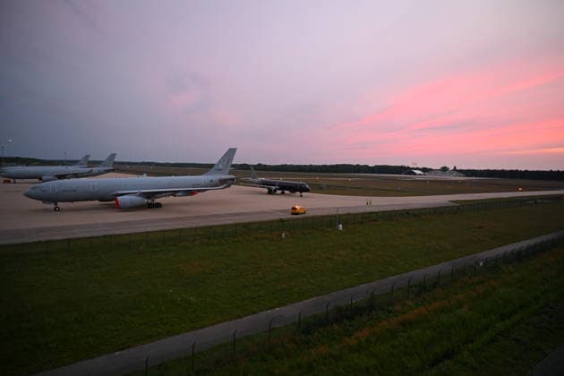 Plane carrying MV Hondius passengers arrives at Eindhoven Airport EINDHOVEN, NETHERLANDS - MAY 10: A passenger plane is seen upon arrival at the airport after the plane repatriating 26 Dutch national passengers of the MV Hondius cruise ship, where an outbreak of hantavirus has been detected, Eindhoven Air Base International airport in Eindhoven, Netherlands on May 10, 2026. The World Health Organisation (WHO) has identified six confirmed cases of hantavirus out of eight suspected cases, including three people who have died from this known but rare virus, for which there is neither a vaccine nor a treatment. Mouneb Taim Anadolu Eindhoven Netherlands. Editorial use only. Please get in touch for any other usage.  Copyright: x2026xAnadoluxMounebxTaimx