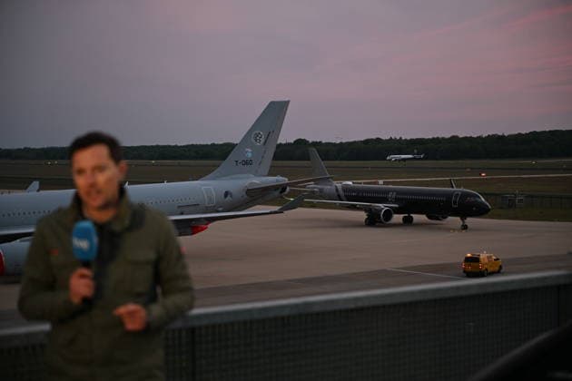 Plane carrying MV Hondius passengers arrives at Eindhoven Airport EINDHOVEN, NETHERLANDS - MAY 10: A passenger plane is seen upon arrival at the airport after the plane repatriating 26 Dutch national passengers of the MV Hondius cruise ship, where an outbreak of hantavirus has been detected, Eindhoven Air Base International airport in Eindhoven, Netherlands on May 10, 2026. The World Health Organisation (WHO) has identified six confirmed cases of hantavirus out of eight suspected cases, including three people who have died from this known but rare virus, for which there is neither a vaccine nor a treatment. Mouneb Taim Anadolu Eindhoven Netherlands. Editorial use only. Please get in touch for any other usage.  Copyright: x2026xAnadoluxMounebxTaimx