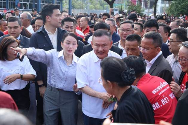 (260511) -- BANGKOK, May 11, 2026 -- Former Thai Prime Minister Thaksin Shinawatra (C) greets supporters after being released on parole from the Klong Prem Central Prison in Bangkok, Thailand, May 11, 2026. Thailand s former prime minister Thaksin Shinawatra was released on parole on Monday morning from Bangkok s Klong Prem Central Prison. ) THAILAND-BANGKOK-FORMER PM-THAKSIN SHINAWATRA SunxWeitong 