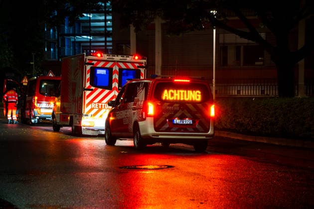 Hantavirus vier Hondius-Passagiere in Frankfurt eingetroffen Sonderisoliertransport in der Nacht Am 11.05.2026 trafen vier deutsche Passagiere des Kreuzfahrtschiffs Hondius nach einem Hantavirus-Ausbruch an Bord per Sonderisoliertransport am Uniklinikum Frankfurt ein. Der Konvoi kam gegen 02:15 Uhr an der Klinik an, die eine Isoliereinheit für hochansteckende Viruserkrankungen betreibt. Am Transport waren Einsatzkräfte der Feuerwehr Frankfurt und der Feuerwehr Essen beteiligt der Weg führte über den Militärflughafen Eindhoven in den Niederlanden. Die vier Personen galten laut spanischem Gesundheitsministerium als symptomfrei und werden als Hochrisikokontakte 42 Tage lang beobachtet. Frankfurt am Main Niederrad Hessen De