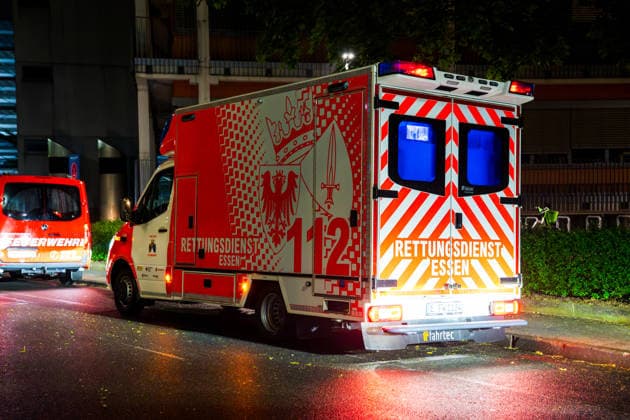 Hantavirus vier Hondius-Passagiere in Frankfurt eingetroffen Sonderisoliertransport in der Nacht Am 11.05.2026 trafen vier deutsche Passagiere des Kreuzfahrtschiffs Hondius nach einem Hantavirus-Ausbruch an Bord per Sonderisoliertransport am Uniklinikum Frankfurt ein. Der Konvoi kam gegen 02:15 Uhr an der Klinik an, die eine Isoliereinheit für hochansteckende Viruserkrankungen betreibt. Am Transport waren Einsatzkräfte der Feuerwehr Frankfurt und der Feuerwehr Essen beteiligt der Weg führte über den Militärflughafen Eindhoven in den Niederlanden. Die vier Personen galten laut spanischem Gesundheitsministerium als symptomfrei und werden als Hochrisikokontakte 42 Tage lang beobachtet. Frankfurt am Main Niederrad Hessen De