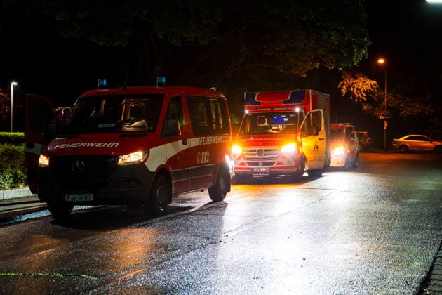 Hantavirus vier Hondius-Passagiere in Frankfurt eingetroffen Sonderisoliertransport in der Nacht Am 11.05.2026 trafen vier deutsche Passagiere des Kreuzfahrtschiffs Hondius nach einem Hantavirus-Ausbruch an Bord per Sonderisoliertransport am Uniklinikum Frankfurt ein. Der Konvoi kam gegen 02:15 Uhr an der Klinik an, die eine Isoliereinheit für hochansteckende Viruserkrankungen betreibt. Am Transport waren Einsatzkräfte der Feuerwehr Frankfurt und der Feuerwehr Essen beteiligt der Weg führte über den Militärflughafen Eindhoven in den Niederlanden. Die vier Personen galten laut spanischem Gesundheitsministerium als symptomfrei und werden als Hochrisikokontakte 42 Tage lang beobachtet. Frankfurt am Main Niederrad Hessen De
