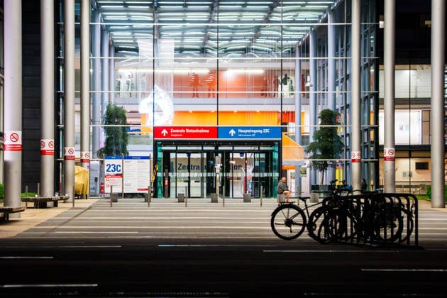 Hantavirus vier Hondius-Passagiere in Frankfurt eingetroffen Sonderisoliertransport in der Nacht Am 11.05.2026 trafen vier deutsche Passagiere des Kreuzfahrtschiffs Hondius nach einem Hantavirus-Ausbruch an Bord per Sonderisoliertransport am Uniklinikum Frankfurt ein. Der Konvoi kam gegen 02:15 Uhr an der Klinik an, die eine Isoliereinheit für hochansteckende Viruserkrankungen betreibt. Am Transport waren Einsatzkräfte der Feuerwehr Frankfurt und der Feuerwehr Essen beteiligt der Weg führte über den Militärflughafen Eindhoven in den Niederlanden. Die vier Personen galten laut spanischem Gesundheitsministerium als symptomfrei und werden als Hochrisikokontakte 42 Tage lang beobachtet. Frankfurt am Main Niederrad Hessen De