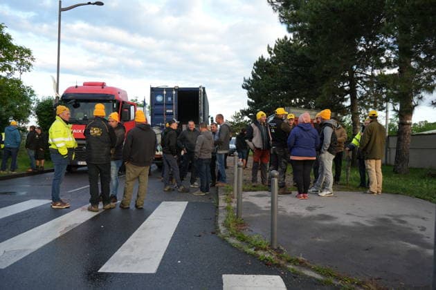 Farmers demonstration in front of the Feyzin refinery near Lyon LYON, FRANCE - MAY 11: French farmers stage a protest near the Feyzin oil refinery south of Lyon, demanding a cut in prices for non-road diesel fuel used in agriculture in France on May 11, 2026. Dozens of farmers, including members of the Coordination Rurale union and independent producers, gathered near the refinery and fuel depot in Feyzin. Protesters described the action as a semi-blockade and said they wanted to draw attention to soaring fuel costs weighing on the farming sector. Mathieu Prudhomme Anadolu Lyon France. Editorial use only. Please get in touch for any other usage.  Copyright: x2026xAnadoluxMathieuxPrudhommex