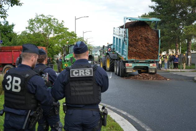 Farmers demonstration in front of the Feyzin refinery near Lyon LYON, FRANCE - MAY 11: French farmers stage a protest near the Feyzin oil refinery south of Lyon, demanding a cut in prices for non-road diesel fuel used in agriculture in France on May 11, 2026. Dozens of farmers, including members of the Coordination Rurale union and independent producers, gathered near the refinery and fuel depot in Feyzin. Protesters described the action as a semi-blockade and said they wanted to draw attention to soaring fuel costs weighing on the farming sector. Mathieu Prudhomme Anadolu Lyon France. Editorial use only. Please get in touch for any other usage.  Copyright: x2026xAnadoluxMathieuxPrudhommex