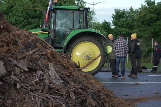 Farmers demonstration in front of the Feyzin refinery near Lyon LYON, FRANCE - MAY 11: French farmers stage a protest near the Feyzin oil refinery south of Lyon, demanding a cut in prices for non-road diesel fuel used in agriculture in France on May 11, 2026. Dozens of farmers, including members of the Coordination Rurale union and independent producers, gathered near the refinery and fuel depot in Feyzin. Protesters described the action as a semi-blockade and said they wanted to draw attention to soaring fuel costs weighing on the farming sector. Mathieu Prudhomme Anadolu Lyon France. Editorial use only. Please get in touch for any other usage.  Copyright: x2026xAnadoluxMathieuxPrudhommex