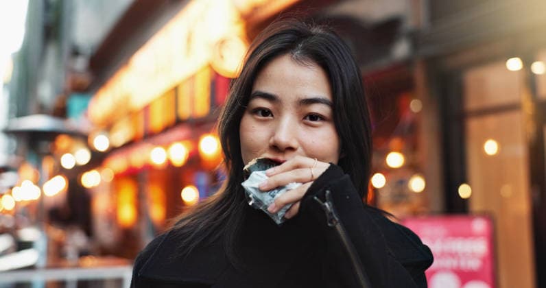 IMAGO Creative, Food, Japan, Onigiri Travel, eating and Asian woman with onigiri in the city on exploring vacation, adventure or holiday.Portrait, food and young female person enjoying a Japanese snack or meal in town on weekend trip (License=RF) ,model released, Symbolfoto  Copyright: xZoonar.com YurixArcursxpeopleimages.comx 21199947 ,model released, Symbolfoto ,property released