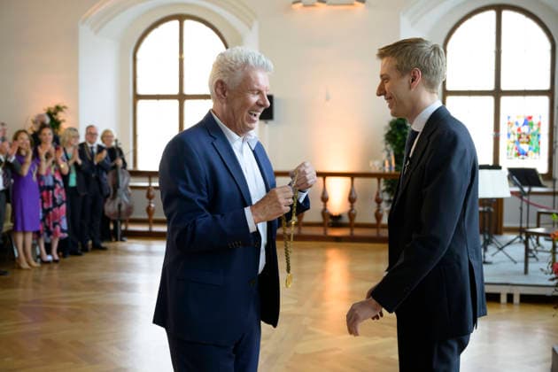 Former Lord Mayor Dieter Reiter hands over the chain of office of the City of Munich to Lord Mayor Dominik Krause Festive opening session of the City Council of the City of Munich term of office 2026 to 2032 in the ballroom of the old City Hall, Munich 11 05 2026