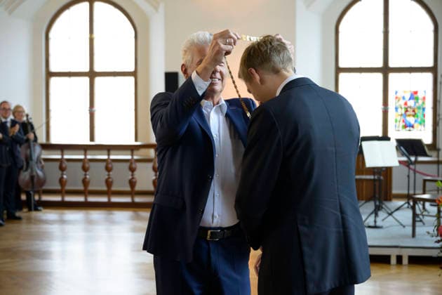 Former Lord Mayor Dieter Reiter hands over the chain of office of the City of Munich to Lord Mayor Dominik Krause Festive opening session of the City Council of the City of Munich term of office 2026 to 2032 in the ballroom of the old City Hall, Munich 11 05 2026