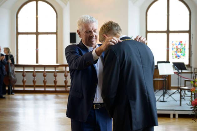 Former Lord Mayor Dieter Reiter hands over the chain of office of the City of Munich to Lord Mayor Dominik Krause Festive opening session of the City Council of the City of Munich term of office 2026 to 2032 in the ballroom of the old City Hall, Munich 11 05 2026