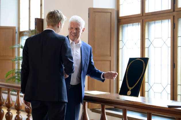 Former Lord Mayor Dieter Reiter hands over the chain of office of the City of Munich to Lord Mayor Dominik Krause Festive opening session of the City Council of the City of Munich term of office 2026 to 2032 in the ballroom of the old City Hall, Munich 11 05 2026