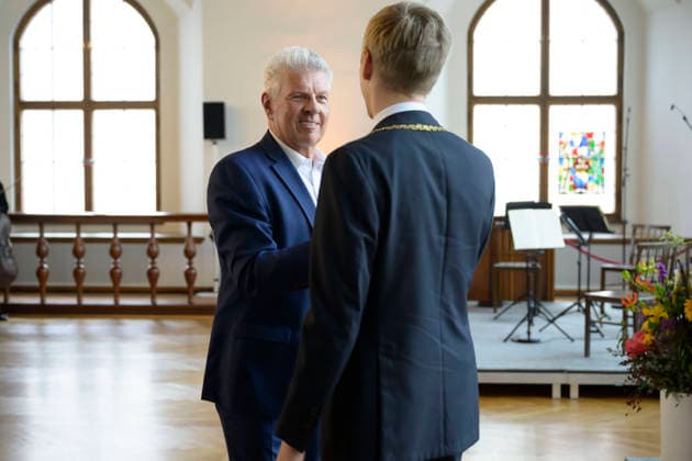 Former Lord Mayor Dieter Reiter hands over the chain of office of the City of Munich to Lord Mayor Dominik Krause Festive opening session of the City Council of the City of Munich term of office 2026 to 2032 in the ballroom of the old City Hall, Munich 11 05 2026