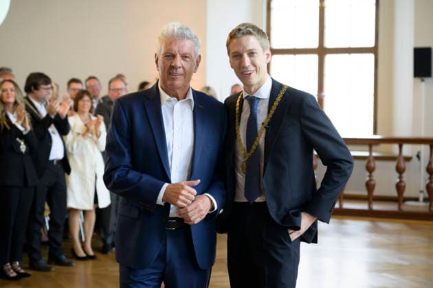 Former Lord Mayor Dieter Reiter hands over the chain of office of the City of Munich to Lord Mayor Dominik Krause Festive opening session of the City Council of the City of Munich term of office 2026 to 2032 in the ballroom of the old City Hall, Munich 11 05 2026