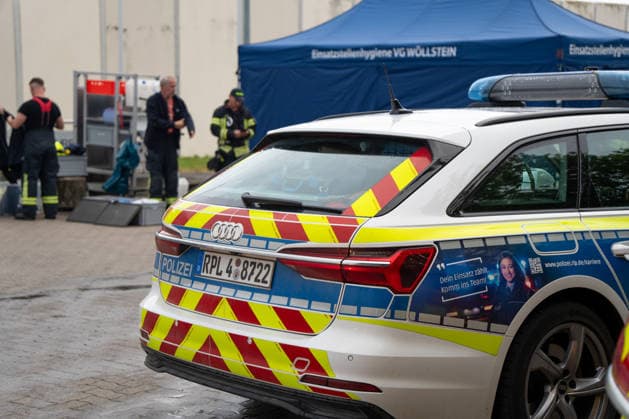 Brand in JVA Rohrbach: Großeinsatz von Feuerwehr und Rettungsdienst in Wöllstein Am Montagmorgen, dem 11.05.2026, kam es gegen 06:00 Uhr zu einem größeren Einsatz von Feuerwehr, Rettungsdienst und Polizei an der JVA Rohrbach in der Peter-Caesar-Allee in Wöllstein. Hintergrund war ein Brandereignis innerhalb einer Zelle der Justizvollzugsanstalt. Durch die starke Rauchausbreitung wurden mehrere Personen verletzt. Insgesamt waren zwölf Personen betroffen, darunter eine mittelschwer verletzte Person, die mit dem Rettungshubschrauber in eine Spezialklinik nach Ludwigshafen geflogen wurde. Weitere Patienten kamen zur Behandlung in Krankenhäuser nach Bad Kreuznach und Alzey. Im Einsatz befanden sich rund 45 Kräfte der Feuerwehr der Verba