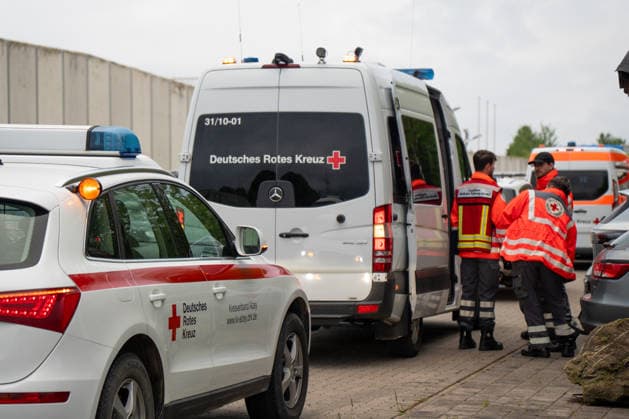 Brand in JVA Rohrbach: Großeinsatz von Feuerwehr und Rettungsdienst in Wöllstein Am Montagmorgen, dem 11.05.2026, kam es gegen 06:00 Uhr zu einem größeren Einsatz von Feuerwehr, Rettungsdienst und Polizei an der JVA Rohrbach in der Peter-Caesar-Allee in Wöllstein. Hintergrund war ein Brandereignis innerhalb einer Zelle der Justizvollzugsanstalt. Durch die starke Rauchausbreitung wurden mehrere Personen verletzt. Insgesamt waren zwölf Personen betroffen, darunter eine mittelschwer verletzte Person, die mit dem Rettungshubschrauber in eine Spezialklinik nach Ludwigshafen geflogen wurde. Weitere Patienten kamen zur Behandlung in Krankenhäuser nach Bad Kreuznach und Alzey. Im Einsatz befanden sich rund 45 Kräfte der Feuerwehr der Verba