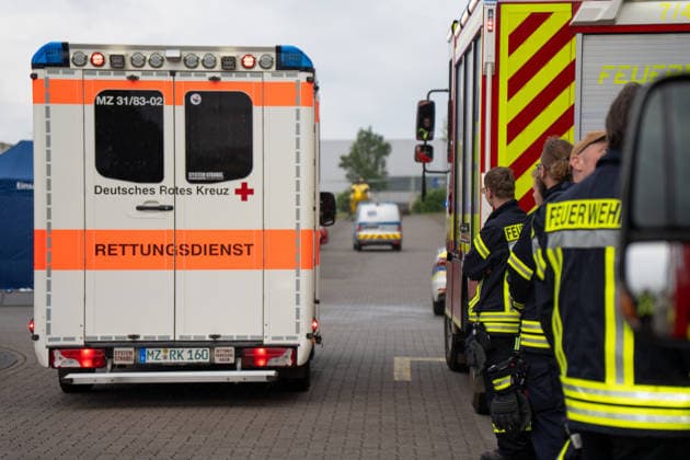 Brand in JVA Rohrbach: Großeinsatz von Feuerwehr und Rettungsdienst in Wöllstein Am Montagmorgen, dem 11.05.2026, kam es gegen 06:00 Uhr zu einem größeren Einsatz von Feuerwehr, Rettungsdienst und Polizei an der JVA Rohrbach in der Peter-Caesar-Allee in Wöllstein. Hintergrund war ein Brandereignis innerhalb einer Zelle der Justizvollzugsanstalt. Durch die starke Rauchausbreitung wurden mehrere Personen verletzt. Insgesamt waren zwölf Personen betroffen, darunter eine mittelschwer verletzte Person, die mit dem Rettungshubschrauber in eine Spezialklinik nach Ludwigshafen geflogen wurde. Weitere Patienten kamen zur Behandlung in Krankenhäuser nach Bad Kreuznach und Alzey. Im Einsatz befanden sich rund 45 Kräfte der Feuerwehr der Verba