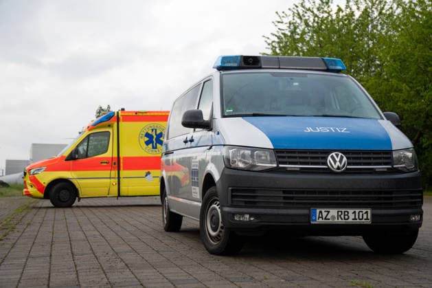 Brand in JVA Rohrbach: Großeinsatz von Feuerwehr und Rettungsdienst in Wöllstein Am Montagmorgen, dem 11.05.2026, kam es gegen 06:00 Uhr zu einem größeren Einsatz von Feuerwehr, Rettungsdienst und Polizei an der JVA Rohrbach in der Peter-Caesar-Allee in Wöllstein. Hintergrund war ein Brandereignis innerhalb einer Zelle der Justizvollzugsanstalt. Durch die starke Rauchausbreitung wurden mehrere Personen verletzt. Insgesamt waren zwölf Personen betroffen, darunter eine mittelschwer verletzte Person, die mit dem Rettungshubschrauber in eine Spezialklinik nach Ludwigshafen geflogen wurde. Weitere Patienten kamen zur Behandlung in Krankenhäuser nach Bad Kreuznach und Alzey. Im Einsatz befanden sich rund 45 Kräfte der Feuerwehr der Verba
