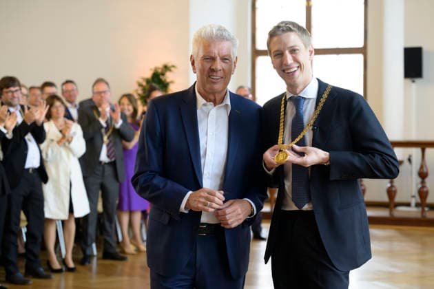 Former Lord Mayor Dieter Reiter hands over the chain of office of the City of Munich to Lord Mayor Dominik Krause Festive opening session of the City Council of the City of Munich term of office 2026 to 2032 in the ballroom of the old City Hall, Munich 11 05 2026