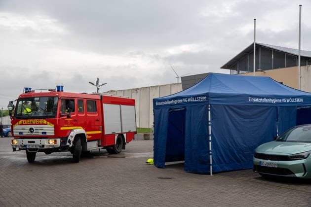 Brand in JVA Rohrbach: Großeinsatz von Feuerwehr und Rettungsdienst in Wöllstein Am Montagmorgen, dem 11.05.2026, kam es gegen 06:00 Uhr zu einem größeren Einsatz von Feuerwehr, Rettungsdienst und Polizei an der JVA Rohrbach in der Peter-Caesar-Allee in Wöllstein. Hintergrund war ein Brandereignis innerhalb einer Zelle der Justizvollzugsanstalt. Durch die starke Rauchausbreitung wurden mehrere Personen verletzt. Insgesamt waren zwölf Personen betroffen, darunter eine mittelschwer verletzte Person, die mit dem Rettungshubschrauber in eine Spezialklinik nach Ludwigshafen geflogen wurde. Weitere Patienten kamen zur Behandlung in Krankenhäuser nach Bad Kreuznach und Alzey. Im Einsatz befanden sich rund 45 Kräfte der Feuerwehr der Verba
