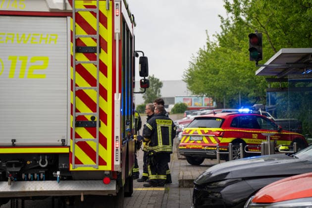 Brand in JVA Rohrbach: Großeinsatz von Feuerwehr und Rettungsdienst in Wöllstein Am Montagmorgen, dem 11.05.2026, kam es gegen 06:00 Uhr zu einem größeren Einsatz von Feuerwehr, Rettungsdienst und Polizei an der JVA Rohrbach in der Peter-Caesar-Allee in Wöllstein. Hintergrund war ein Brandereignis innerhalb einer Zelle der Justizvollzugsanstalt. Durch die starke Rauchausbreitung wurden mehrere Personen verletzt. Insgesamt waren zwölf Personen betroffen, darunter eine mittelschwer verletzte Person, die mit dem Rettungshubschrauber in eine Spezialklinik nach Ludwigshafen geflogen wurde. Weitere Patienten kamen zur Behandlung in Krankenhäuser nach Bad Kreuznach und Alzey. Im Einsatz befanden sich rund 45 Kräfte der Feuerwehr der Verba