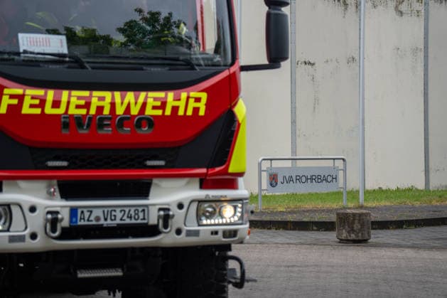 Brand in JVA Rohrbach: Großeinsatz von Feuerwehr und Rettungsdienst in Wöllstein Am Montagmorgen, dem 11.05.2026, kam es gegen 06:00 Uhr zu einem größeren Einsatz von Feuerwehr, Rettungsdienst und Polizei an der JVA Rohrbach in der Peter-Caesar-Allee in Wöllstein. Hintergrund war ein Brandereignis innerhalb einer Zelle der Justizvollzugsanstalt. Durch die starke Rauchausbreitung wurden mehrere Personen verletzt. Insgesamt waren zwölf Personen betroffen, darunter eine mittelschwer verletzte Person, die mit dem Rettungshubschrauber in eine Spezialklinik nach Ludwigshafen geflogen wurde. Weitere Patienten kamen zur Behandlung in Krankenhäuser nach Bad Kreuznach und Alzey. Im Einsatz befanden sich rund 45 Kräfte der Feuerwehr der Verba