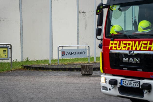 Brand in JVA Rohrbach: Großeinsatz von Feuerwehr und Rettungsdienst in Wöllstein Am Montagmorgen, dem 11.05.2026, kam es gegen 06:00 Uhr zu einem größeren Einsatz von Feuerwehr, Rettungsdienst und Polizei an der JVA Rohrbach in der Peter-Caesar-Allee in Wöllstein. Hintergrund war ein Brandereignis innerhalb einer Zelle der Justizvollzugsanstalt. Durch die starke Rauchausbreitung wurden mehrere Personen verletzt. Insgesamt waren zwölf Personen betroffen, darunter eine mittelschwer verletzte Person, die mit dem Rettungshubschrauber in eine Spezialklinik nach Ludwigshafen geflogen wurde. Weitere Patienten kamen zur Behandlung in Krankenhäuser nach Bad Kreuznach und Alzey. Im Einsatz befanden sich rund 45 Kräfte der Feuerwehr der Verba